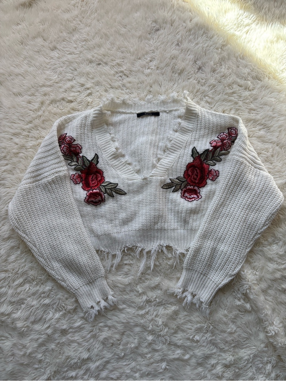 Zaful White Cropped V-Neck Sweater with Red Rose Embroidery